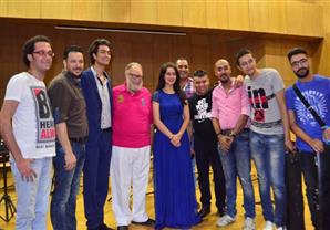 بالصور.. الفخراني وفريق "ليلة من ألف ليلة" يشاركون هبة مجدي حصولها على الماجيستير