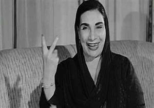 صورة نادرة لماري منيب بالشمسية على شاطئ الإسكندرية