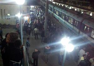 بالصور - تكدس وزحام كبير بالخط الأول للمترو .. والقطارات لا تصل إلى المرج