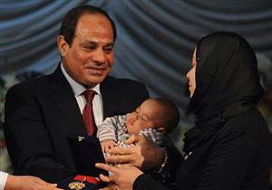 بالفيديو.. زوجة الشهيد أحمد جمال تبكي على الهواء: "السيسي قال لي مش هنسيبكم"