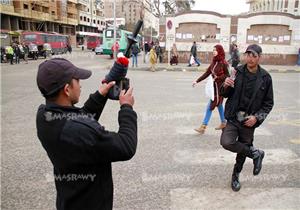 18 صور ترصد توزيع رجال الشرطة الورود والأعلام على المواطنين بحلوان (فيديو)