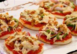 طريقة عمل الـ "ميني بيتزا" 