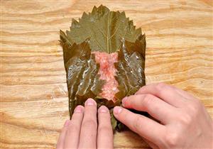 بالفيديو: طريقة لف ورق العنب بسهولة