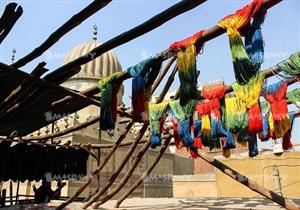 بالصور- في مصبغة الخيوط.. وكأن الحياة لوحة