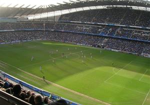 قطة سوداء في أرضية الأنفيلد قبل ديربي إنجلترا