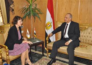 محافظ الوادي الجديد يطالب سفيرة التشيك بتسويق المنتجات اليدوية