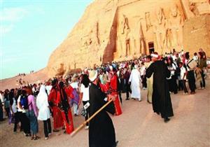 طلاب يجملون المنطقة الأثرية في أبوسمبل بالتزامن مع احتفالات تعامد الشمس