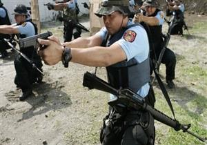 مركبة للشرطة الفلبينية تقتحم حشدا من المتظاهرين خارج السفارة الأمريكية بمانيلا