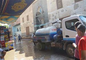 بالصور-  الدفع بسيارات كسح لسحب المياه من منطقة «القيسارية» بأسيوط