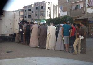 بالصور.. طوابير طويلة أمام سيارات بيع "السكر" بقرى دمياط