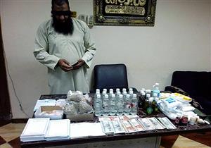 تحقيقات النيابة: "دجال الصعيد" خدع ضحاياه بزيت زيتون وماء ورد وتعاويذ 