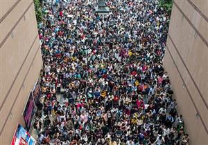 بالصور.. 10 آلاف صيني يتقدمون لوظيفة واحدة!