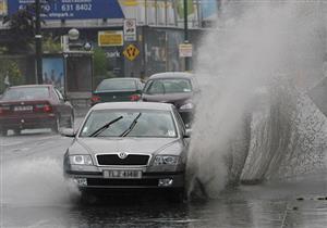 نصائح فنية لقيادة السيارات وسط الأمطار الغزيرة 