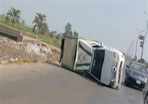 مصرع شخص وإصابة 18 آخرين في انقلاب سيارة بقنا