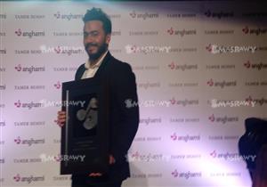 بالصور.. تكريم تامر حسني لتحقيقه ١٠٠ مليون مشاهدة واستماع عبر "أنغامي"