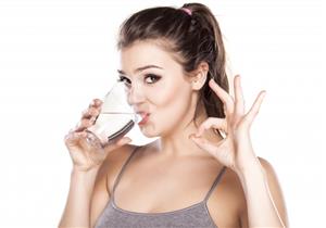 تناول هذا المشروب السحري في الصباح يخلصك من ترهلات البطن والأرداف