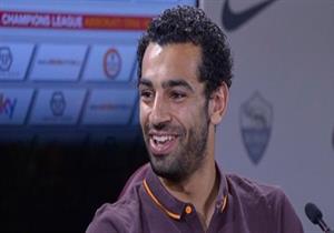 "أبل" تفاجئ محمد صلاح بهاتف أيفون فريد محفور عليه اسمه - فيديو 