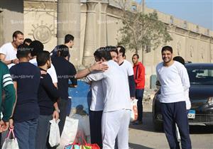 لحظة خروج أول دفعة من المعفى عنهم بقرار رئاسي اليوم من سجن طرة