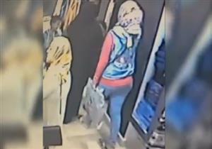 كاميرا مراقبة ترصد فتاة تستخدم طفلًا لسرقة محل ملابس - فيديو