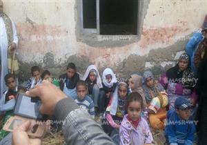 بالصور.. بعد "جريمة التروسيكل".. تلاميذ يفترشون الأرض حزنًا على شاهيناز بكفر الشيخ