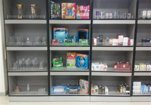 بالصور- منتجات سوق 600 بمطار القاهرة.. واقبال مكثف على السجائر والعطور