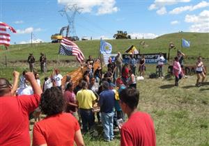حاكم ولاية أمريكية يأمر بطرد معتصمين يعارضون مد خط أنابيب نفطي