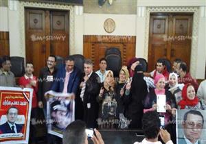 بالفيديو والصور.. أبرز 5 مشاهد من جلسة مبارك في قضية قتل متظاهري يناير