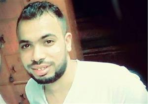 شاب يبحث عن وظيفة إضافية لمواجهة "تعويم الجنيه"