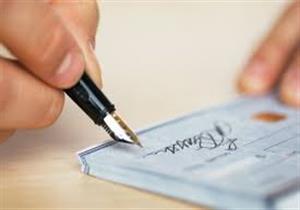 شاب يحتجز نقاش 10 ساعات ويجبره على توقيع إيصالات أمانة بالجيزة