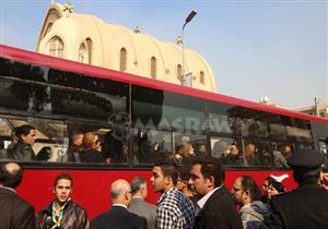 بالصور - أتوبيسات النقل العام تقل أهالي ضحايا الكاتدرائية إلى المنصة