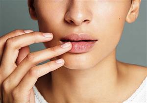  شفاهك جافة.. لا تضعي أحمر الشفاه