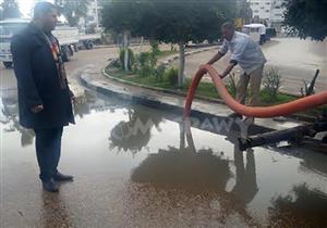 بالصور.. رفع تجمعات مياه الأمطار من شوارع البحيرة