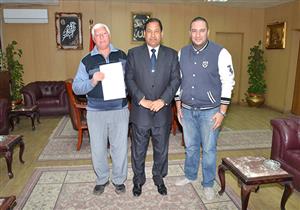 محافظ الغربية يستقبل مواطنا تبرع بـ12 قيراط لبناء مدرسة 