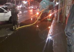 انتشار مكثف لسيارات "كسح" المياه في شوارع الغربية الغارقة بالأمطار