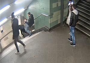 الشرطة الألمانية تلقي القبض على بلغاري ركل امرأة بمحطة قطارات الأنفاق في برلين