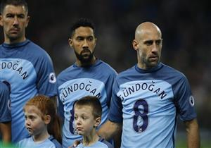 بالفيديو - لاعبو السيتي يرتدوا قميص جوندوجان بعد إصابته بـ"الصليبي"