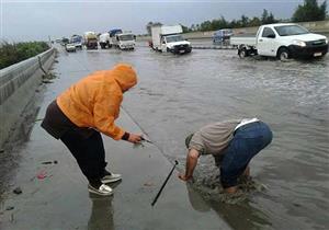 بالصور.. رئيسة قرية ترفع مياه الأمطار "بإيديها" من شوارع البحيرة