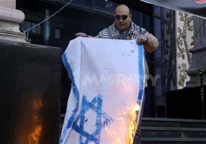 بالصور - حرق العلم الإسرائيلي أمام نقابة الصحفيين