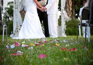 بالفيديو -  زفاف يتحول لمعركة بعد توزيع شاب صوراً فاضحة مع العروس!