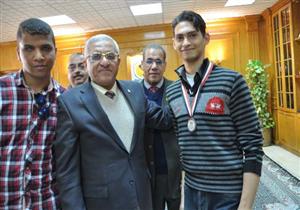 بالصور.. محافظ المنيا يكرم أبطال "بارلمبياد" الجامعات