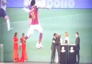 بالفيديو- لحظة حصول محمد صلاح على افضل لاعب عربى