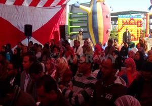 بالصور - سحر نصر توزع أرباح مشروع تسمين الماشية بالوادى الجديد