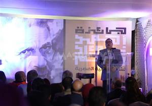 رئيس لجنة جائزة "الفاجومي" يكشف سبب فوز ديوان "باندا" -(صور)