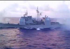 بالفيديو ـ سفينة أمريكية تستعرض قدراتها النيرانية