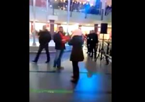 في عيد الحب..شاب أردني يطلب يد حبيبته في مركز تجاري 