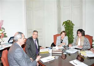 "الهلالى" يبحث مراجعة مناهج مدارس النيل المصرية لاعتمادها