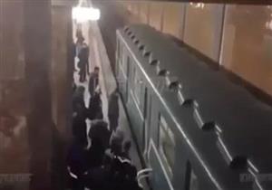 بالفيديو- بعد أن دهسهم قطار.. ثلاثة أشخاص ينجون من الموت