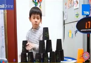 طفل يرتب الأكواب بسرعة جنونية  