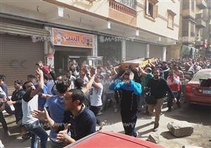 مشادات في جنازة "قتيل الدرب الأحمر".. وغلق قسم "الخليفة" بالحواجز الحديدية (صور)