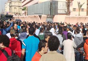 بالصور.. مشيعو جنازة "قتيل الدرب الأحمر" يصلون للمديرية الأمن.. والشرطة تستقبلهم بالمدرعات